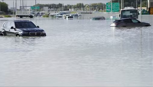 'Dubai Flood : भारी बारिश से दुबई की सड़कों पर सैलाब | '